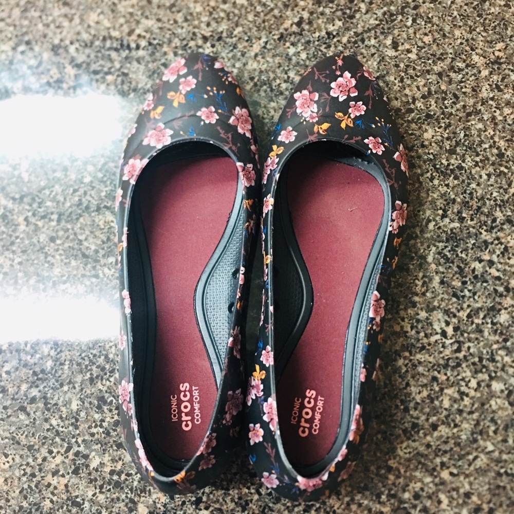 Crocs Iconic comfort flats, Floral.✨💐